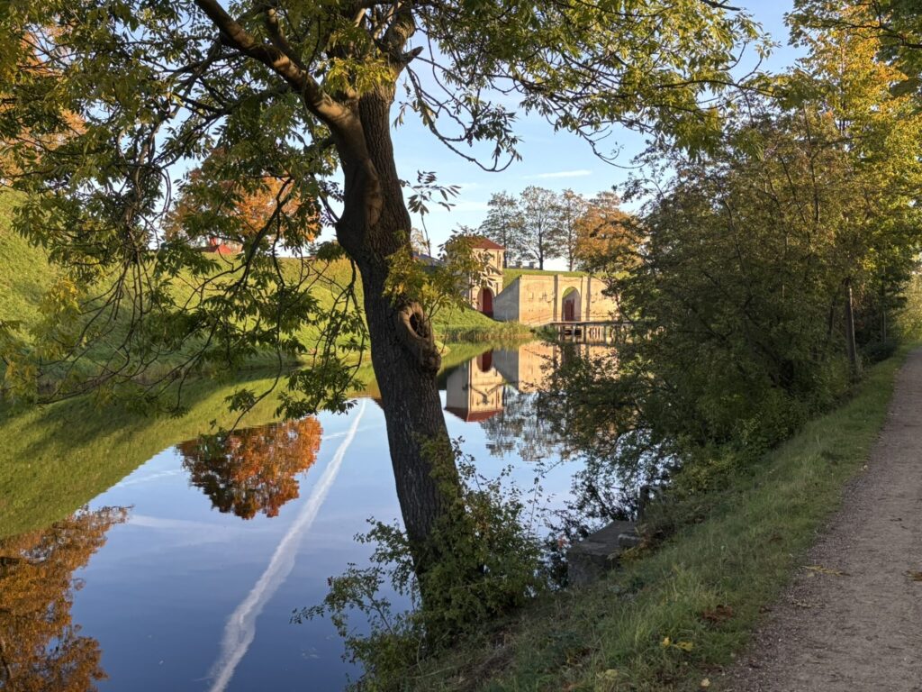 Kastellets indgang i dagslys