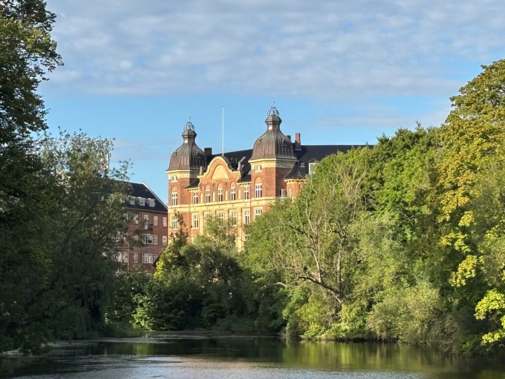 Københavnsk bygning med tårne set fra Kastellets voldanlæg.