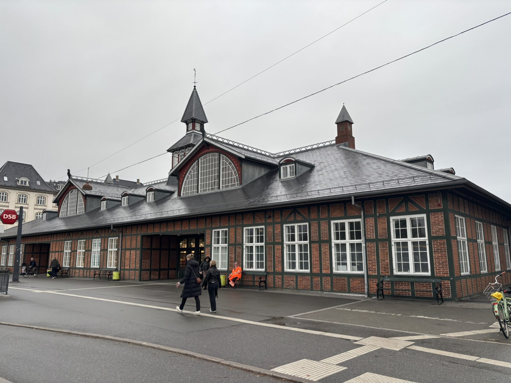 Østerport Station med mørkt tag og lange vinduesrækker.